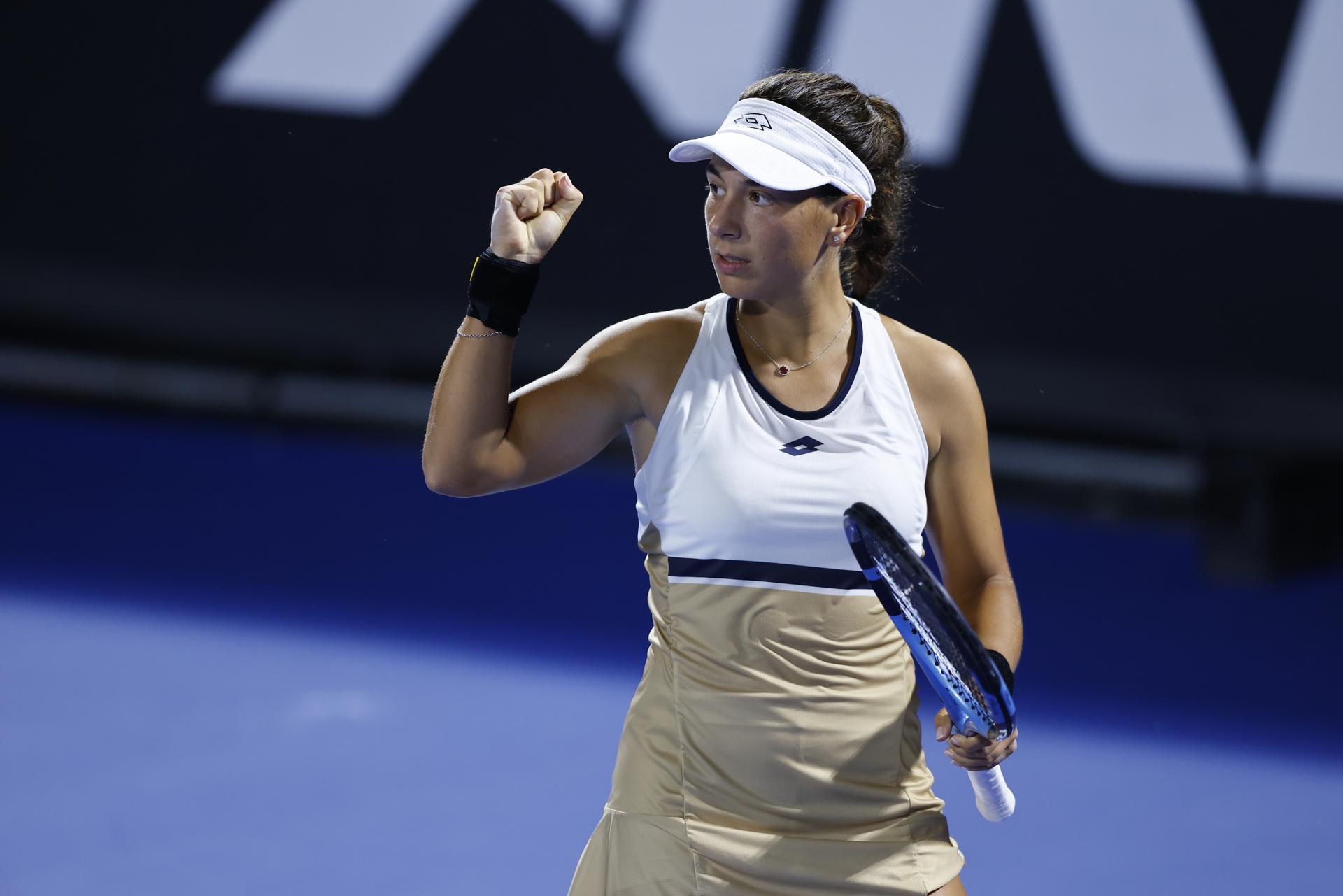 La italiana Lucrezia Stefanini reacciona ante la polaca Magdalena Frech este jueves, durante un partido del torneo Guadalajara Open WTA 500 en el Centro Panamericano de Tenis, en Guadalajara (México). EFE/ Francisco Guasco