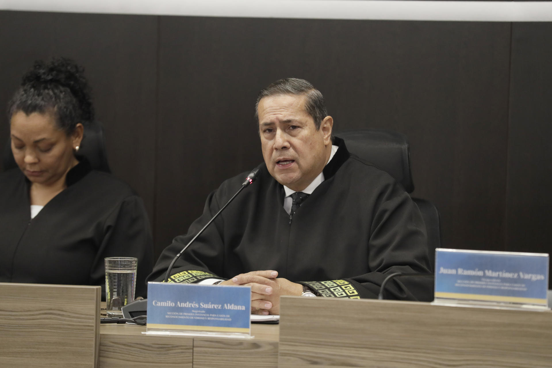 El magistrado de la sección de primera instancia para casos de reconocimiento de verdad y responsabilidad de la Jurisdicción Especial para la Paz (JEP) Camilo Andrés Suárez habla en una audiencia este 16 de septiembre de 2025, en Bogotá (Colombia). EFE/ Carlos Ortega
