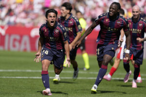 El centrocampista del UD Leante, Carlos Álvarez (i) celebra su tanto ante el Girona FC durante el partido de LaLiga disputado este sábado en el estadio municipal de Montilivi en Girona. EFE/David Borrat