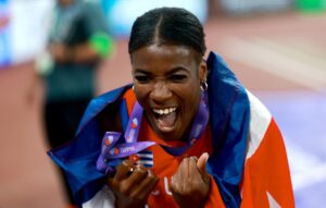 La cubana Leyanis Perez Hernandez celebra la victoria en el triple salto este jueves en Tokio. EFE/EPA/ALEX PLAVEVSKI