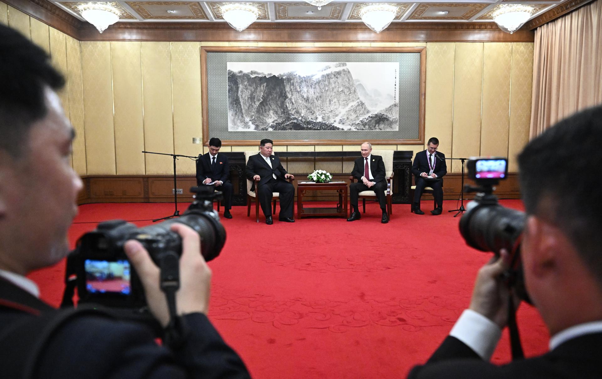 El encuentro entre el presidente ruso, Vladímir Putin, y el líder norcoreano, Kim Jong-un, en Pekín. EFE/EPA/SERGEY BOBYLEV/SPUTNIK/KREMLIN POOL MANDATORY CREDIT