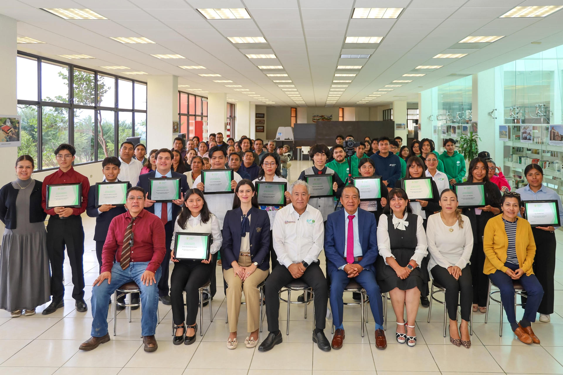 Beneficiarios de las 11 becas Impulso STEM posando en Ciudad de México (México). EFE/ Iberdrola México /SOLO USO EDITORIAL/ NO VENTAS/ SOLO DISPONIBLE PARA ILUSTRAR LA NOTICIA QUE ACOMPAÑA (CRÉDITO OBLIGATORIO)