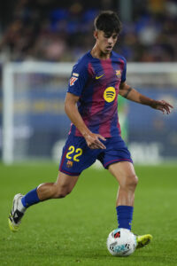 El centrocampista Marc Bernal durante el partido de la jornada 4 de LaLiga que disputaron Barcelona y Valencia en el estadio Johan Cruyff. EFE/ Alejandro García