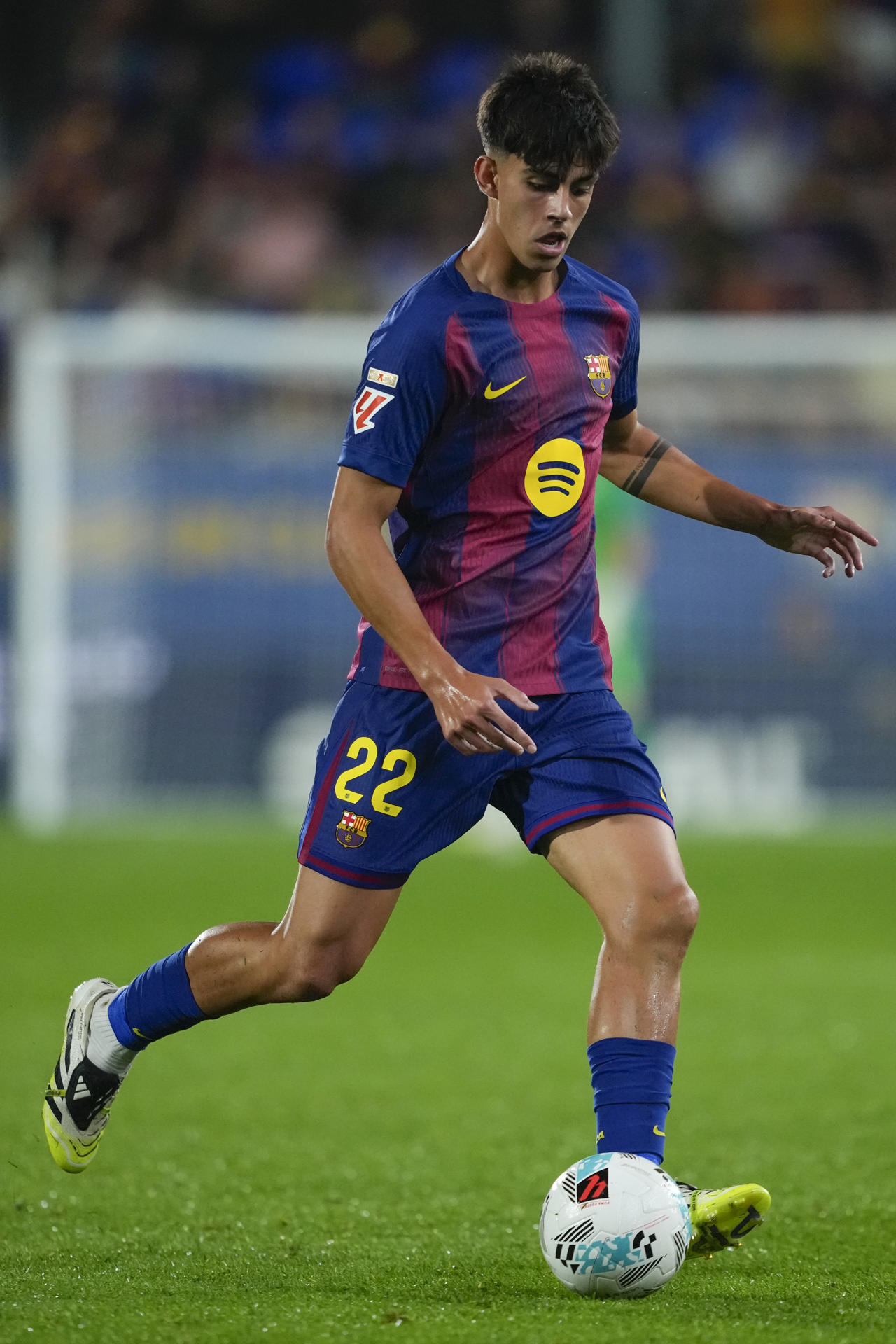 El centrocampista Marc Bernal durante el partido de la jornada 4 de LaLiga que disputaron Barcelona y Valencia en el estadio Johan Cruyff. EFE/ Alejandro García