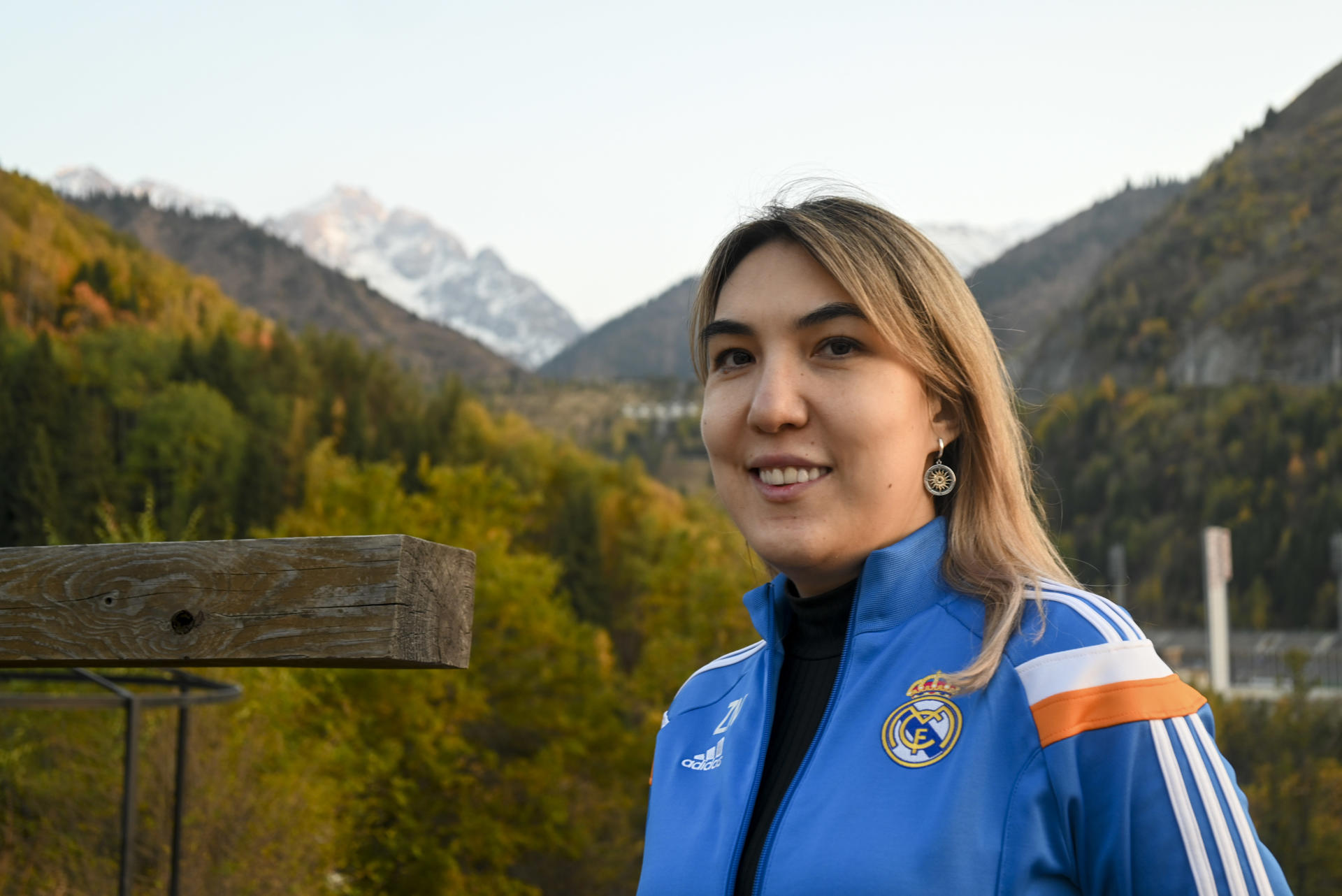 La aficionada madridista Zhanna, miembro de la peña Fondo Ruso posa en Almaty. EFE/Ignacio Ortega.