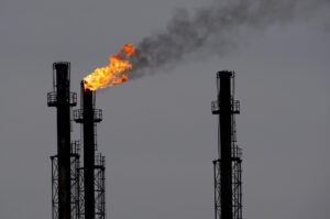 Imagen de archivo de chimeneas de una refinería de gas y petróleo. EFE/Robert Ghement.