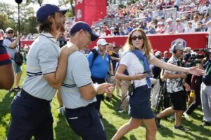 Los europeos Rory McIlroy (C) y Tommy Fleetwood (L) celebran su victoria en el 'green' 14 contra los estadounidenses Collin Morikawa y Harris English, durante los partidos de 'foursomes' de este viernes por la Ryder Cup de golf 2025, en el campo Bethpage Black en Farmingdale, Nueva York, EE. UU. EFE/EPA/ERIK S. LESSER