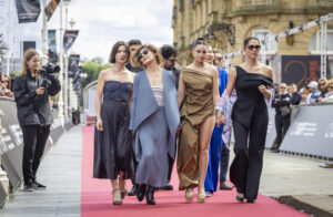 La directora chilena Nayra Ilic García (2i) posa a las actrices Helen Mrugalski (2d), Daniela Ramírez (i) y Mariana Loyola (d) en la alfombra roja de la 73 edición del Festival Internacional de cine de San Sebastián, donde presenta la película "Cuerpo Celeste" en la sección Horizontes Latinos. EFE/Javier Etxezarreta