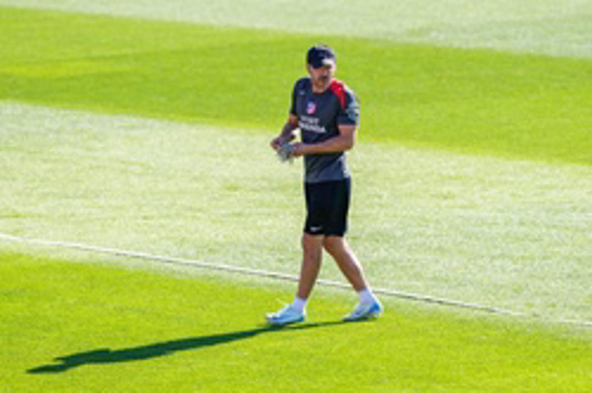 Simeone, en el entrenamiento de este viernes. EFE/ Borja Sanchez-Trillo
