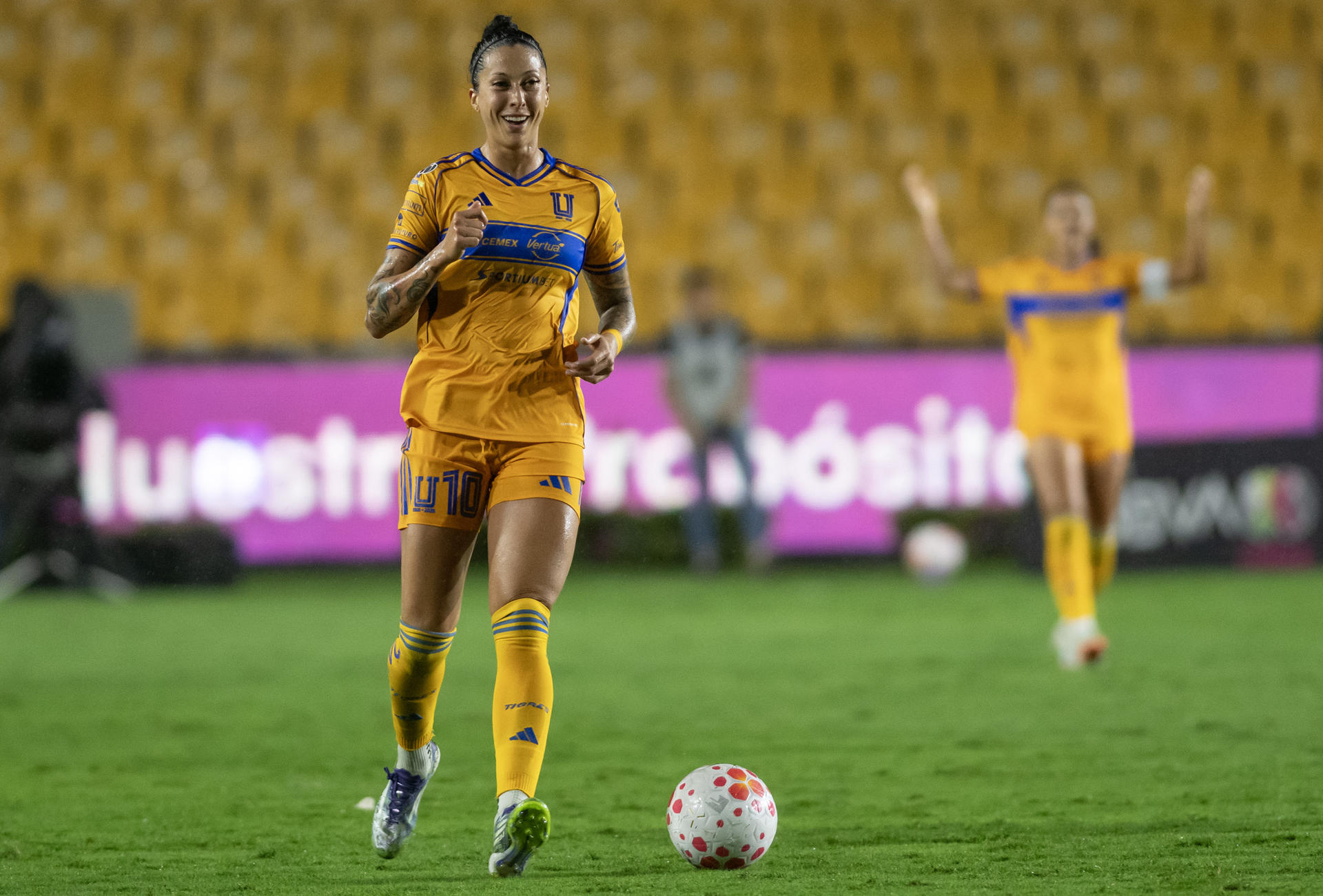 Jennifer Hermoso de Tigres femenil reacciona en una jugada en el Estadio Universitario, en Monterrey (México). EFE/Miguel Sierra