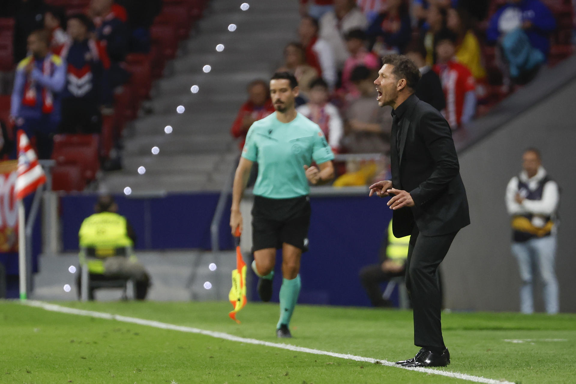 Simeone, durante el partido ante el Rayo Vallecano. EFE/Juanjo Martín