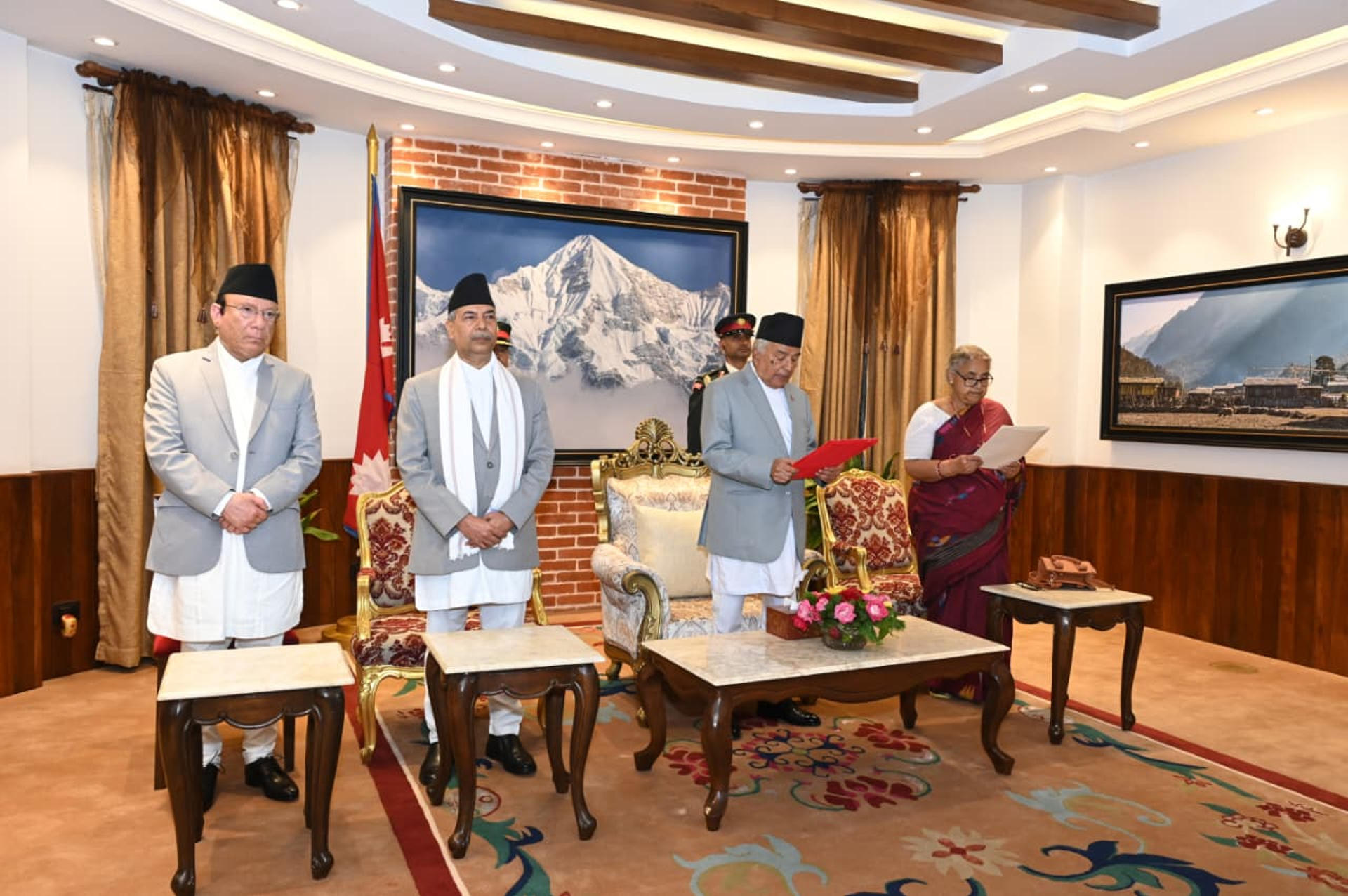 KATMANDÚ, 12/09/2025.- La ex presidenta del Tribunal Supremo Sushila Karki jura este viernes como primera ministra interina de Nepal, convirtiéndose en la primera mujer en ocupar el cargo en la historia del país.-EFE/ Oficina de la Presidencia de Nepal ***SOLO USO EDITORIAL/SOLO DISPONIBLE PARA ILUSTRAR LA NOTICIA QUE ACOMPAÑA (CRÉDITO OBLIGATORIO)***