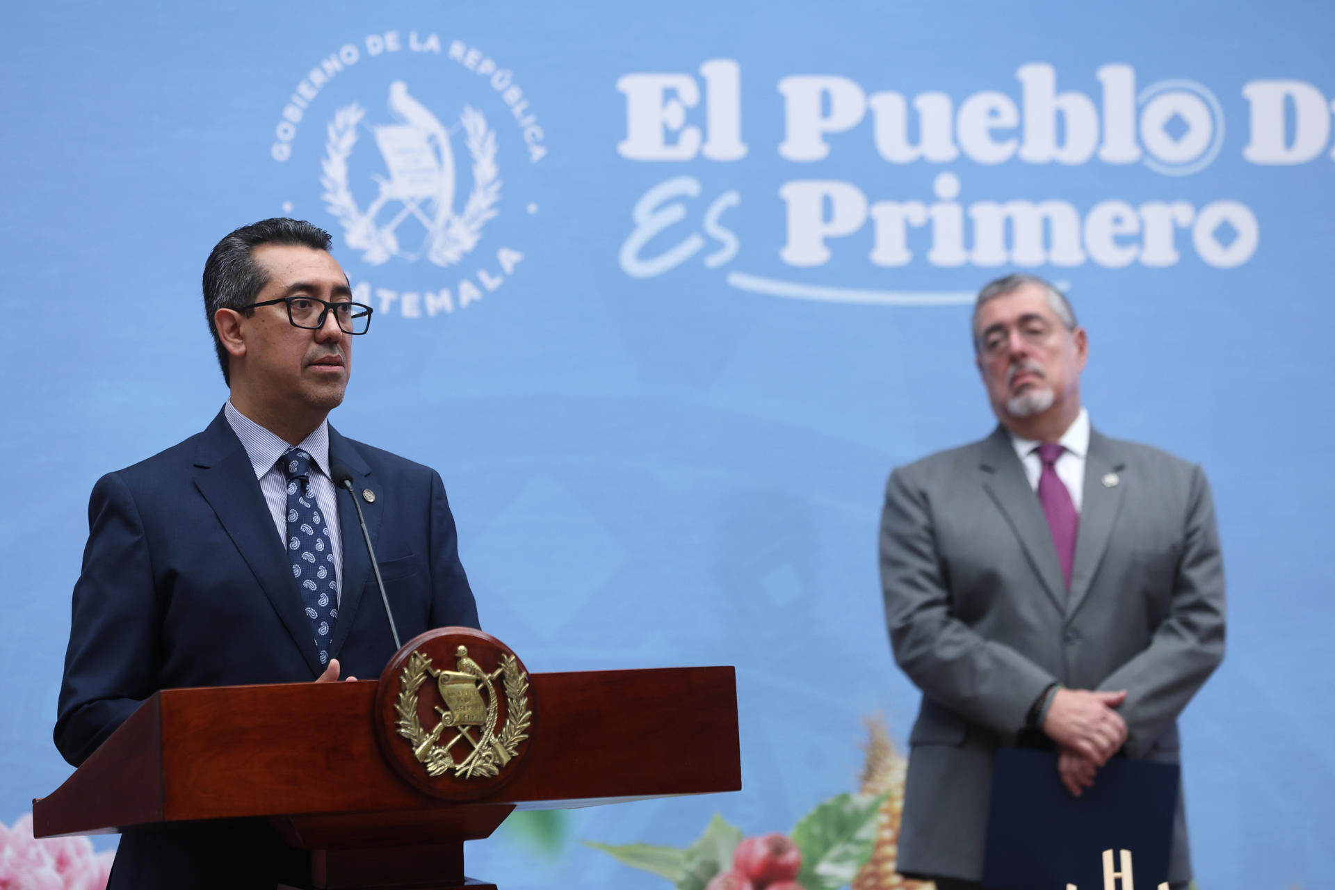 El ministro de Finanzas de Guatemala, Jonathan Menkos (i), habla junto al presidente de Guatemala, Bernardo Arévalo de León, durante una rueda de prensa este 1 de septiembre, en el Palacio Nacional de la Cultura en Ciudad de Guatemala (Guatemala). EFE/ Mariano Macz