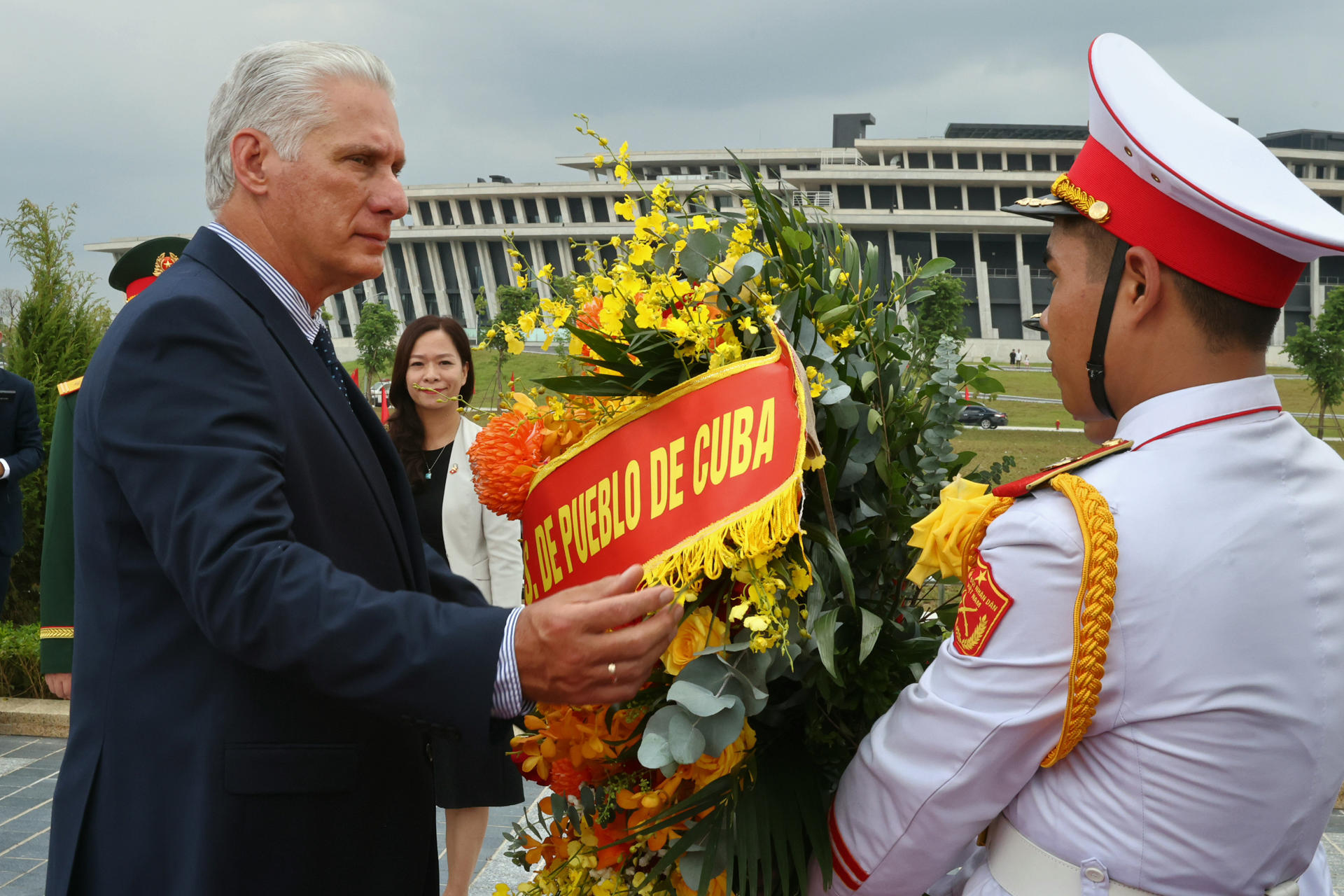 AME4952. HANÓI (VIETNAM), 31/08/2025.- Fotografía cedida este domingo por la Presidencia de Cuba del mandatario Miguel Díaz-Canel (i), participando durante un acto de entrega de una ofrenda floral en Hanoi (Vietnam). Una nota de prensa de la Cancillería cubana detalla que las visitas a Vietnam y China se producen en el contexto del 65 aniversario de las históricas relaciones de hermandad, solidaridad y cooperación entre estos países. EFE/Alejandro Azcuy Presidencia de Cuba/ SOLO USO EDITORIAL NO VENTAS/ SOLO DISPONIBLE PARA ILUSTRAR LA NOTICIA QUE ACOMPAÑA (CRÉDITO OBLIGATORIO)