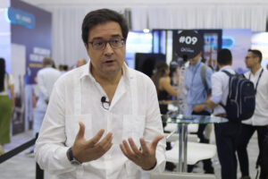 El ministro español para la Transformación Digital y de la Función Pública, Óscar López habla durante una entrevista con EFE en el marco del Congreso Internacional Andicom este jueves, en Cartagena (Colombia). EFE/Ricardo Maldonado Rozo