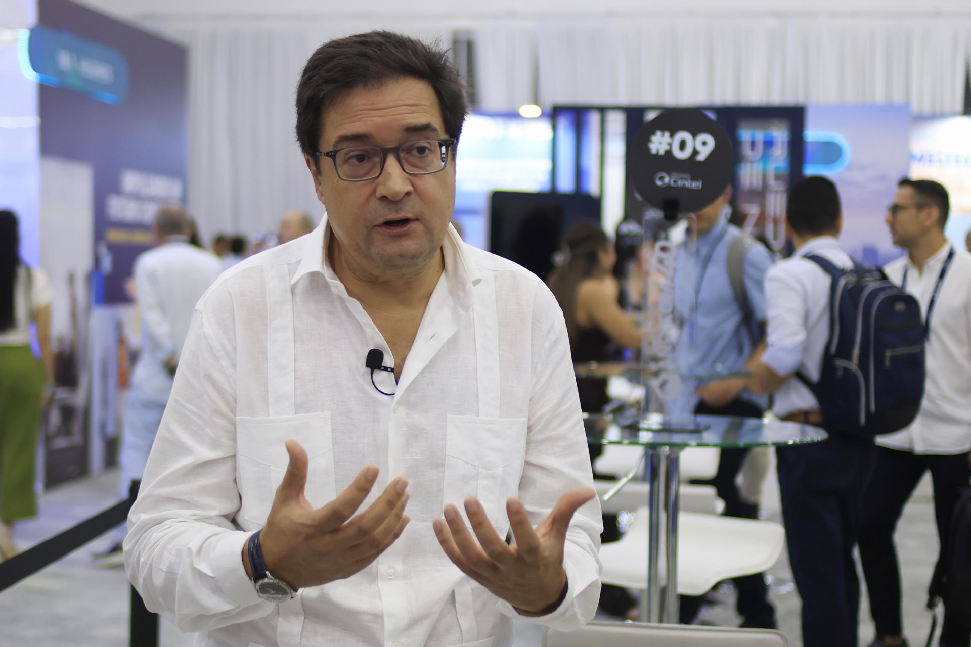 El ministro español para la Transformación Digital y de la Función Pública, Óscar López habla durante una entrevista con EFE en el marco del Congreso Internacional Andicom este jueves, en Cartagena (Colombia). EFE/Ricardo Maldonado Rozo