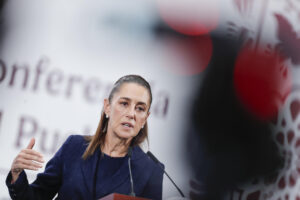 La presidenta de México, Claudia Sheinbaum, habla durante una rueda de prensa este miércoles, en el Palacio Nacional de la Ciudad de México (México). EFE/ Isaac Esquivel
