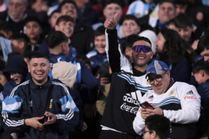 El estadio Monumental en Buenos Aires volvió a lucir el tradicional albo y celeste en sus tribunas para acompañar a la selección de Argentina en su partido contra Venezuela. EFE/ Adan González