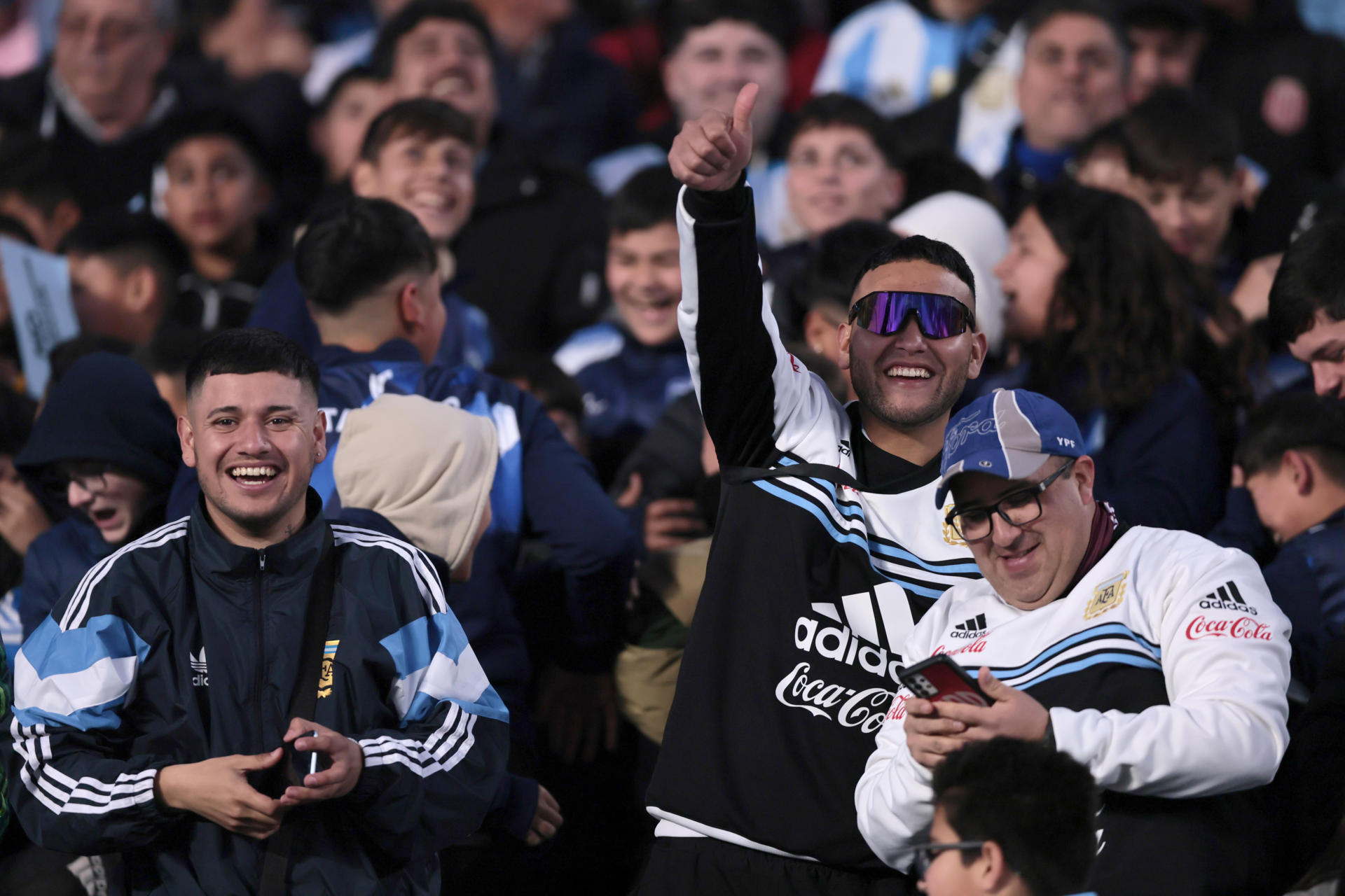 El estadio Monumental en Buenos Aires volvió a lucir el tradicional albo y celeste en sus tribunas para acompañar a la selección de Argentina en su partido contra Venezuela. EFE/ Adan González