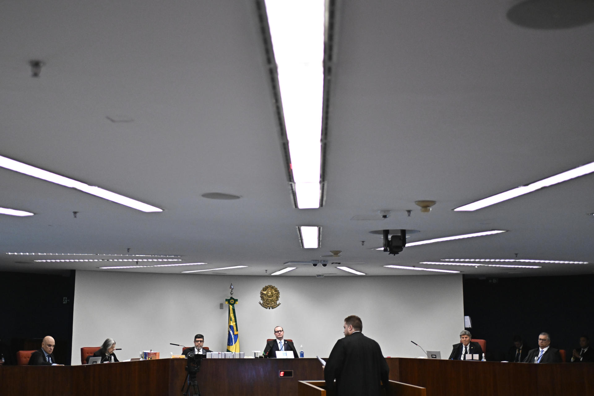Fotografía general de la sesión del juicio por intento de golpe de Estado del expresidente de Brasil Jair Bolsonaro este miércoles, en el Supremo Tribunal Federal en Brasilia (Brasil). La defensa del exministro Augusto Heleno, uno de los militares implicados en la trama golpista supuestamente dirigida por Bolsonaro abogó por la "imperiosa absolución" de su cliente. EFE/Andre Borges