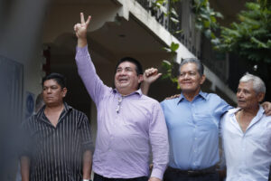 Fotografía de archivo del 18 de octubre de 2024 que muestra, de izquierda a derecha, a Miguel Gámez, Saúl Rivas y Alejandro Láinez y Pedro Rivas saludando luego de una audiencia en Sensuntepeque (El Salvador). EFE/ Rodrigo Sura