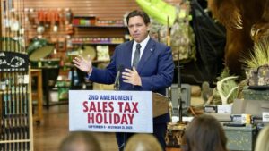 Fotografía tomada de la cuenta oficial de la red social X @GovRonDeSantis del gobernador de la Florida Ron DeSantis hablando durante un evento este lunes, en Plant City (EE.UU.). DeSantis inauguró un programa de incentivos fiscales para que los habitantes compren armas libres de impuestos en lo que resta del año en el estado, además de impulsar una ley para que puedan portarse abiertamente. EFE/ @GovRonDeSantis
