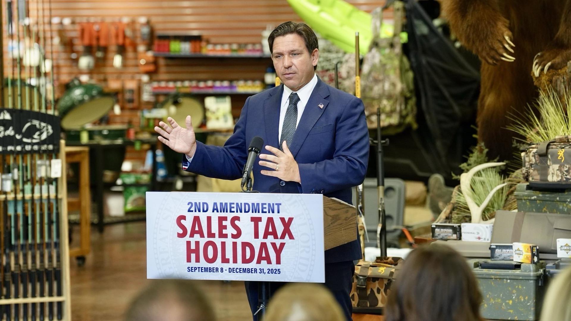 Fotografía tomada de la cuenta oficial de la red social X @GovRonDeSantis del gobernador de la Florida Ron DeSantis hablando durante un evento este lunes, en Plant City (EE.UU.). DeSantis inauguró un programa de incentivos fiscales para que los habitantes compren armas libres de impuestos en lo que resta del año en el estado, además de impulsar una ley para que puedan portarse abiertamente. EFE/ @GovRonDeSantis
