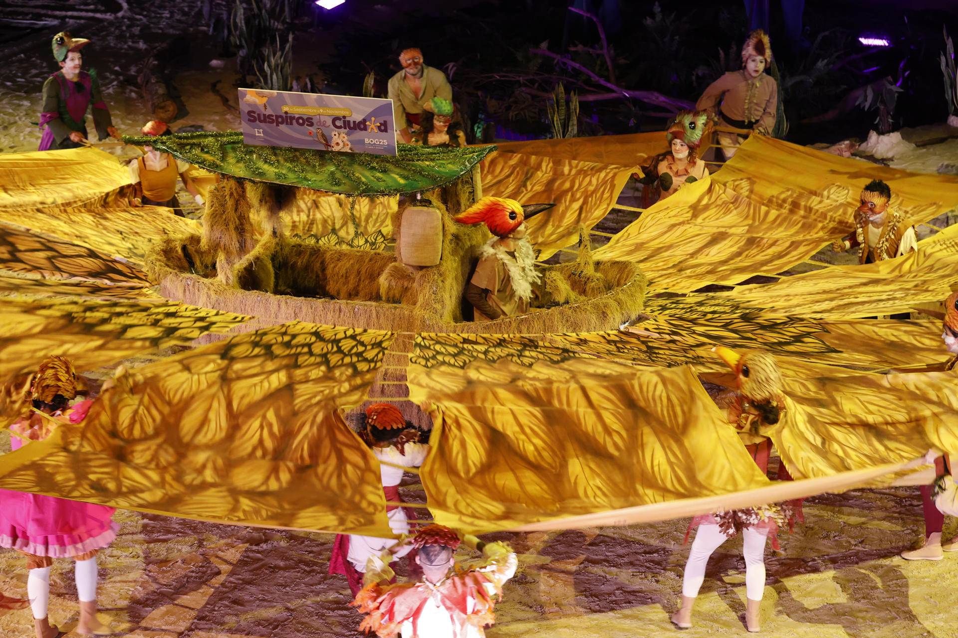 Actores presentan 'La casa común', una gran experiencia teatral inmersiva, que da la bienvenida a la primera edición de la Bienal Internacional de Arte y Ciudad BOG25 este sábado, en Bogotá (Colombia). EFE/ Mauricio Dueñas Castañeda
