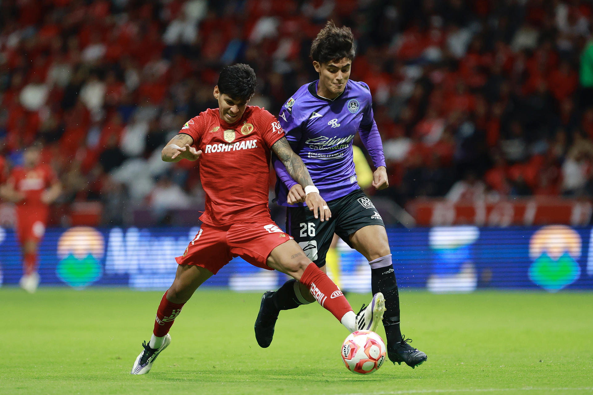 Nicolás Castro (i) del Toluca disputa un balón con Angel Leyva del Mazatlán este sábado en un partido de la jornada 11 de la Liga MX en el estadio Nemesio Diez. EFE/ Felipe Gutiérrez
