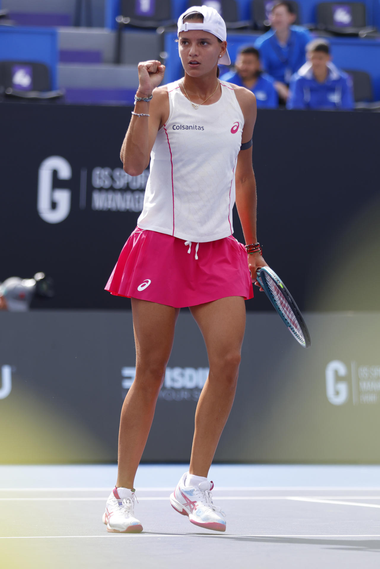 La tenista colombiana Emiliana Arango reacciona ante la australiana Storm Hunter este jueves, durante un partido del torneo Guadalajara Open WTA 500 en el Centro Panamericano de Tenis en Guadalajara (México). EFE/Francisco Guasco
