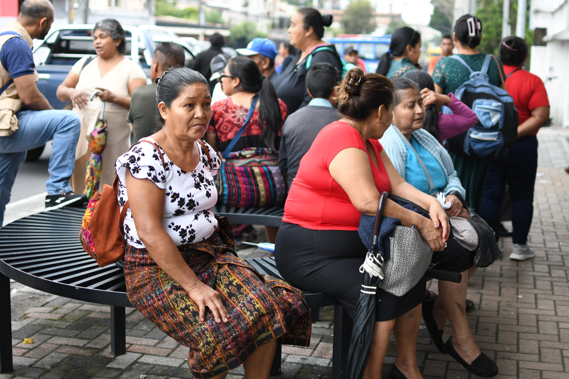 Personas esperan afuera de la Fuerza Aérea Guatemalteca (FAG), a la llegada de sus familiares deportados procedentes de Estados Unidos, el 19 de septiembre de 2025 en Ciudad de Guatemala (Guatemala). EFE/ Alex Cruz
