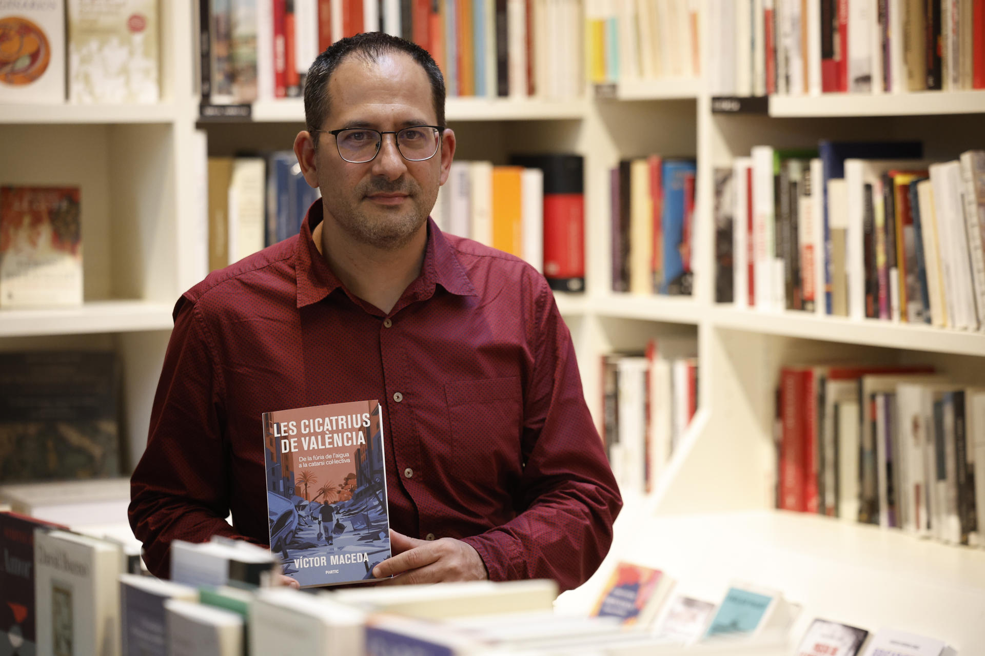 El periodista Víctor Maceda durante la entrevista con EFE con motivo de la presentación del libro que empezó a escribir cuando el barro aún llenaba las calles y que acaba publicarse, 'Les cicatrius de València' (Editorial Pòrtic), un ejercicio de periodismo narrativo en el que Maceda (València, 1976) se ha sumergido en la dos catástrofes separadas por siete décadas que han dejado una herida en el imaginario colectivo: la de 1957, ya cicatrizada, y la de 2024, aún abierta aunque se pueden sacar ya conclusiones. EFE/Biel Aliño