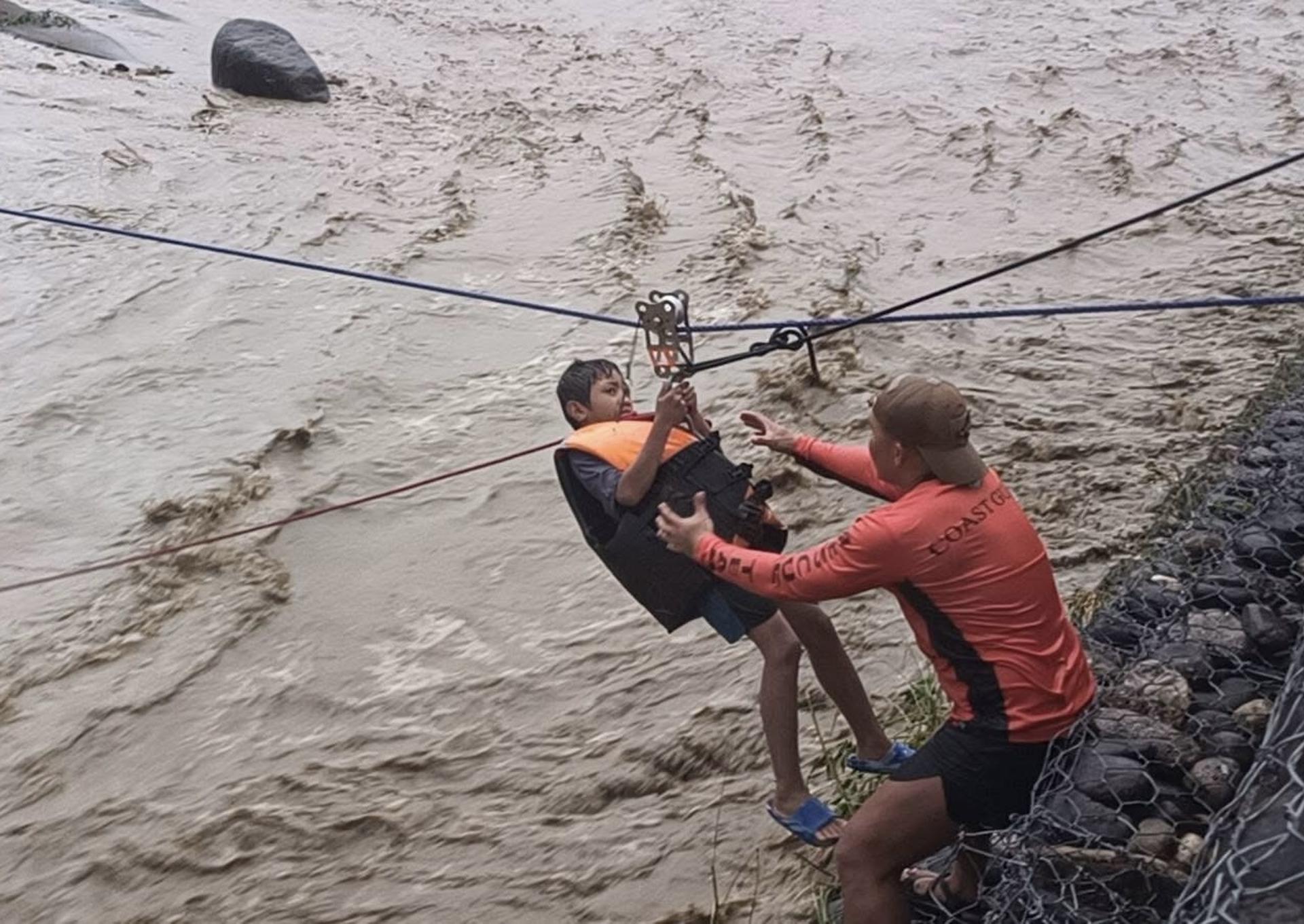 SALCEDO (Philippines), 23/09/2025.- A handout photo made available by the Philippine Coast Guard (PCG) shows coastguard personnel conducting a rappel rescue in flood-hit municipality of Salcedo, Ilocos Sur province, Philippines, 22 September 2025 (issued on 23 September 2025). The Philippines’ state weather bureau said that Super Typhoon Ragasa passed the northern Luzon island that brought widespread flooding, landslides, and damage to homes and infrastructure across the affected region. (Filipinas) EFE/EPA/PCG / HO HANDOUT HANDOUT EDITORIAL USE ONLY/NO SALES
