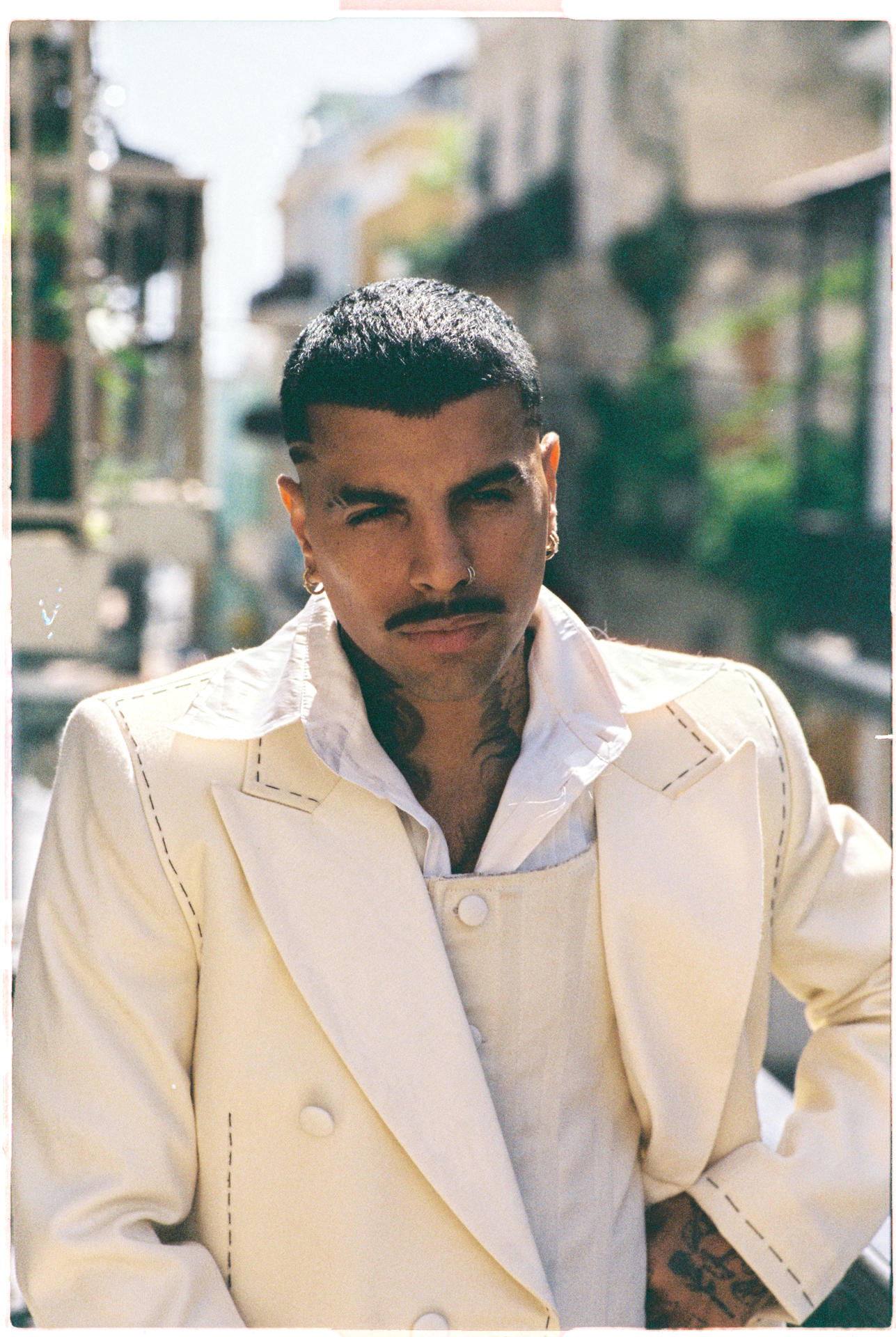Fotografía promocional cedida por Marco Perretta donde aparece el artista puertorriqueño Rauw Alejandro. Rauw Alejandro lanzó este viernes su sexto álbum de estudio, 'Cosa Nuestra: Capítulo 0', en el que rinde un homenaje moderno a los ritmos afrocaribeños y a la bomba puertorriqueña.  EFE/Marco Perretta /
