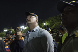 El alcalde Maracaibo,Luis Caldera (c), asiste a la iglesia Santa Barbara, afectada por un movimiento sísmico este miércoles, en Maracaibo (Venezuela).EFE/ Henry Chirinos