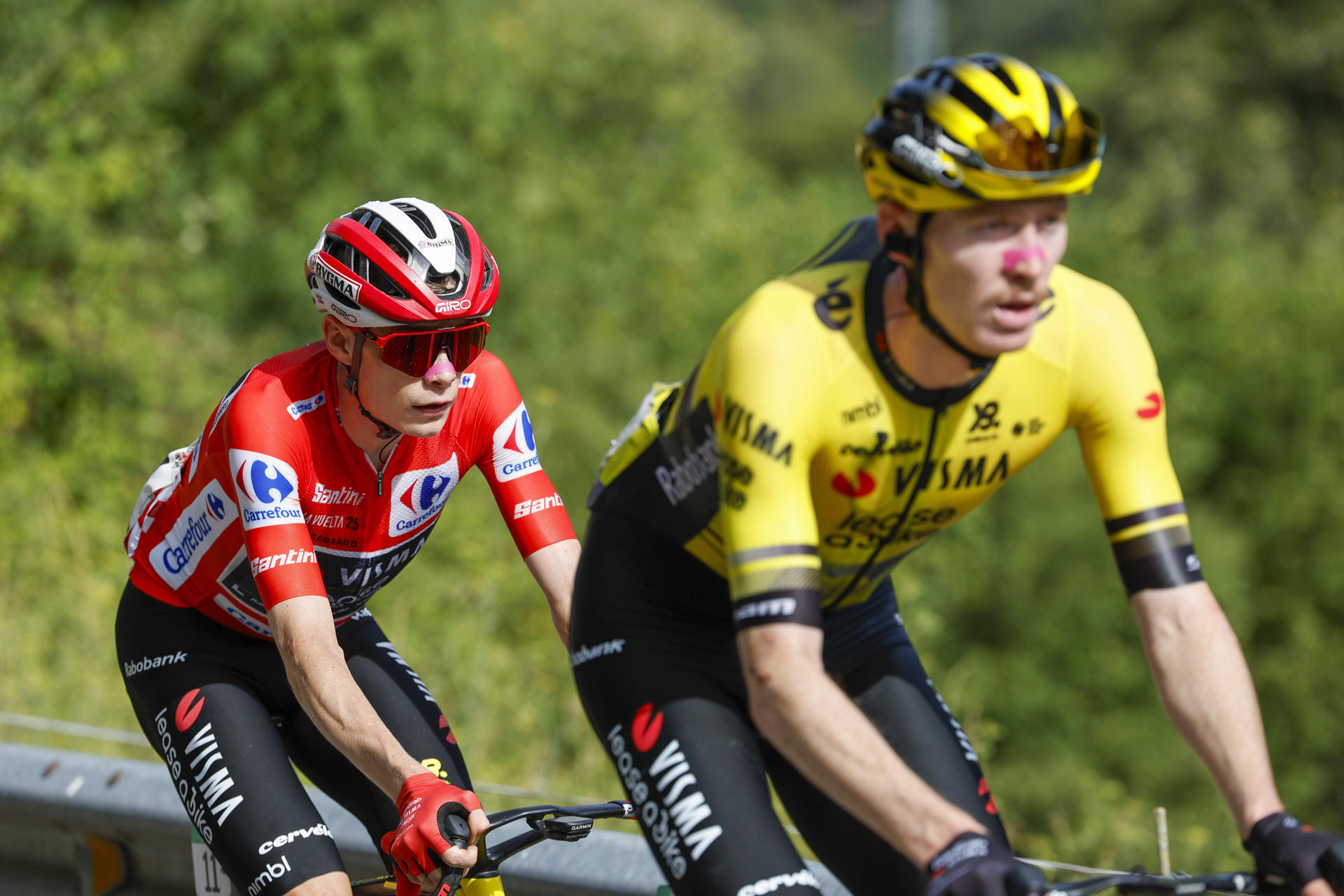 AVILÉS (ASTURIAS), 06/09/2025.- El líder de la general, el danés Jonas Vingegaard (i) durante la decimocuarta etapa de la Vuelta ciclista a España que se disputa este sábado sobre 135,9 kilómetros en Asturias con comienzo en Avilés y final en las duras rampas del Alto de la Ferrapona, en los lagos de Somiedo. EFE/ Javier Lizon