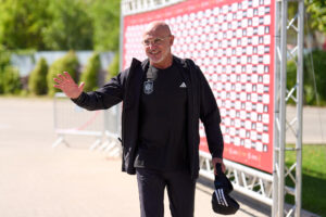 El seleccionador Luis de la Fuente a su llegada a la concentración de jugadores de la Selección de Fútbol Absoluta Masculina para los partidos de clasificación del Mundial 2026, en la Ciudad del Fútbol de Las Rozas en Madrid, este lunes. EFE/ Ángel Martínez/ RFEF SOLO USO EDITORIAL/SOLO DISPONIBLE PARA ILUSTRAR LA NOTICIA QUE ACOMPAÑA (CRÉDITO OBLIGATORIO)