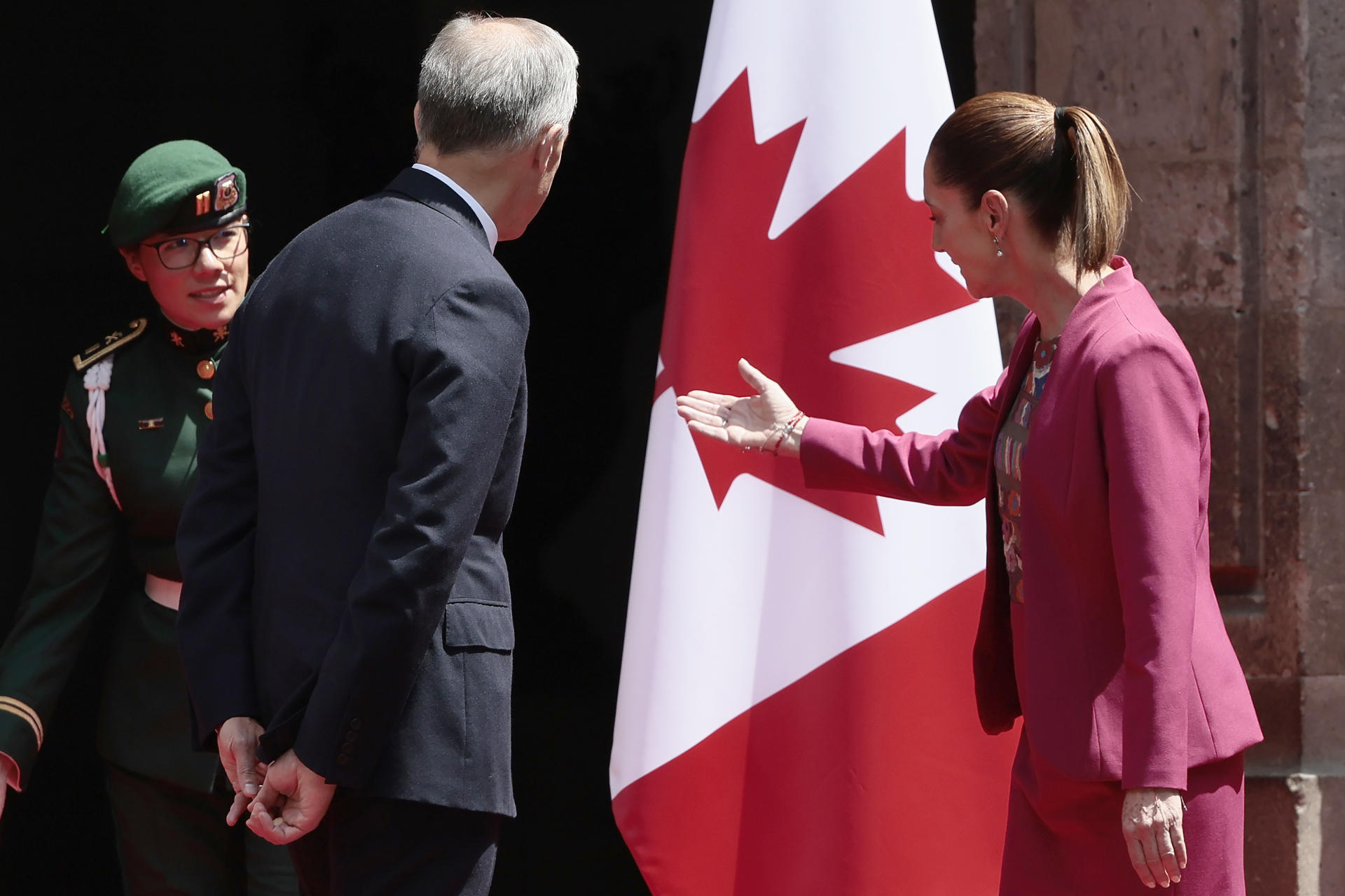 El primer ministro de Canadá, Mark Carney (i) y la presidenta de México, Claudia Sheinbaum, participan en una ceremonia este jueves, en Palacio Nacional de la Ciudad de México (México). EFE/ José Méndez