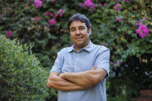 El coordinador del Plan de Recuperación del Lince en Andalucía, Javier Salcedo, durante la entrevista con EFE en la que ha explicado que a principios de siglo el lince ibérico se situó al borde de la extinción con apenas 90 ejemplares adultos, todos en Andalucía, y 25 años después la especie cuenta con 2.500 ejemplares en cuatro comunidades autónomas y Portugal, y sus conservadores aspiran a que pueda alcanzar el "estado favorable de conservación" en unos diez años. Salcedo es también director del proyecto comunitario 'Life Lynx Connect', con el que se trata de conectar los hábitats de la especie, en las provincias de Huelva, Sevilla, Córdoba, Jaén, Granada y Almería, en Andalucía, en Extremadura, Castilla-La Mancha, Murcia y Portugal. EFE/ Julio Muñoz