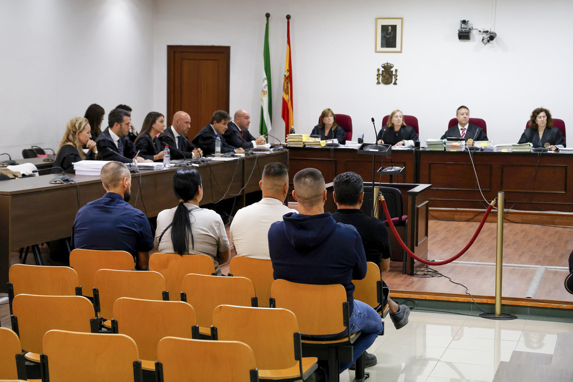 Los acusados toman asiento en la Sección 7ª de la Audiencia Provincial de Cádiz. EFE/A.Carrasco Ragel.