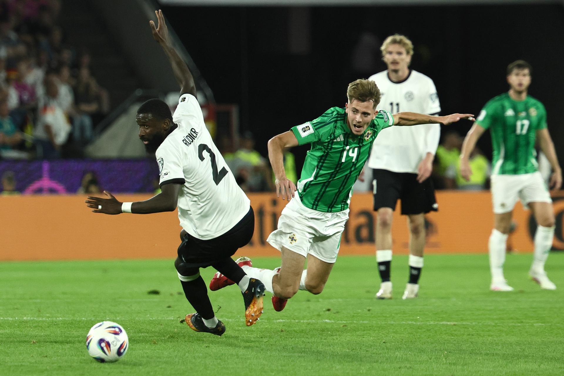 Antonio Rudiger (I), este 7 de septiembre en el partido de la selección alemana contra Irlanda del Norte, de clasificación para el Mundial 2026.EFE/EPA/RONALD WITTEK
