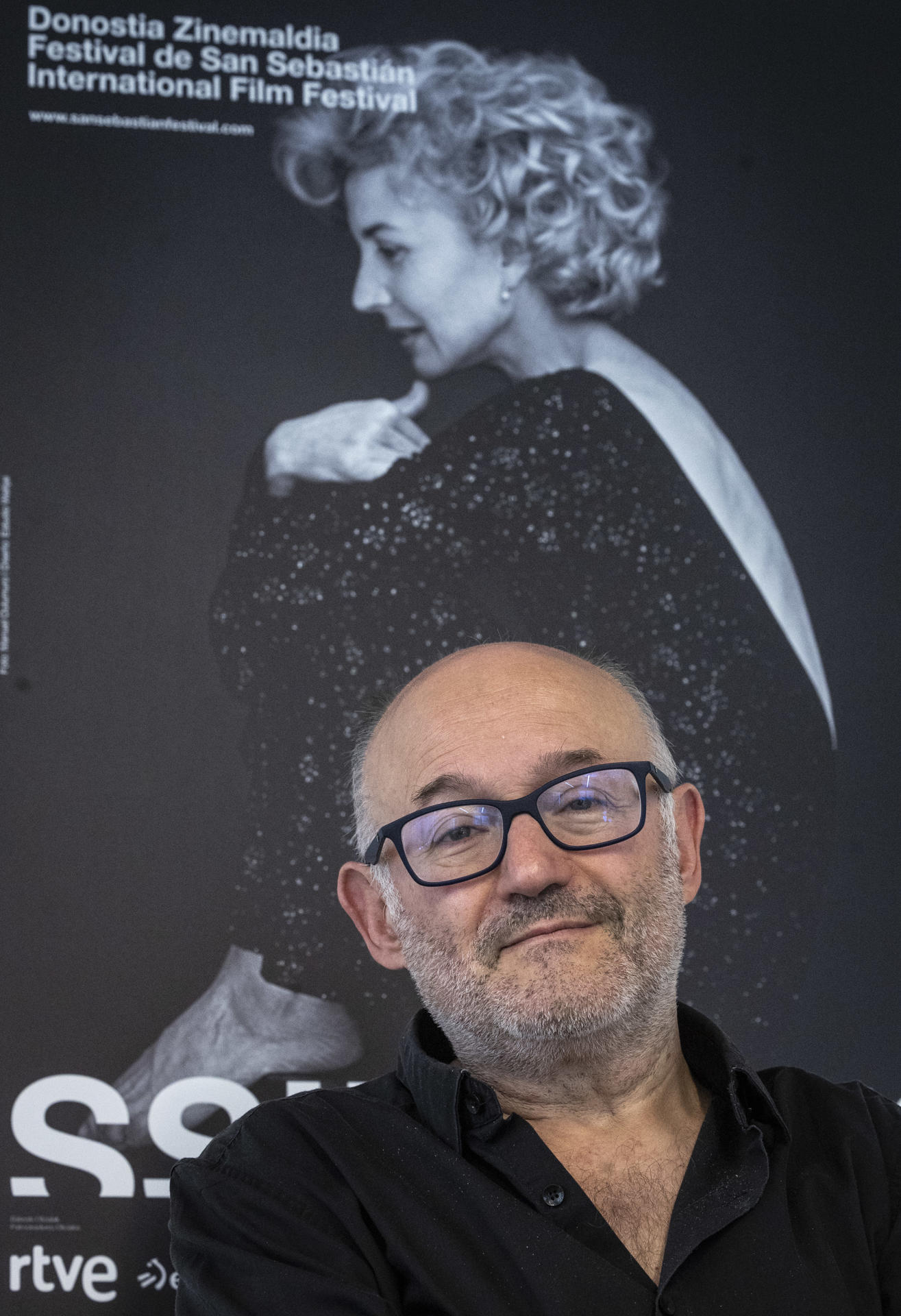 SAN SEBASTIÁN, 12/09/2025.- El director del Festival de Cine de San Sebastián, José Luis Rebordinos, posa durante una entrevista concedida a EFE en la que repasa las últimas novedades de la 73 edición del certamen , que comienza en una semana, y reflexiona sobre aspectos de la actualidad que afectan al Zinemaldia, como los vetos en la cultura. Rebordinos es contrario a los "vetos culturales" porque los considera "muy peligrosos" e "injustos", y ha asegurado que si este año hubiesen visto una película israelí que encajara en la programación, la habrían seleccionado. EFE/Javier Etxezarreta