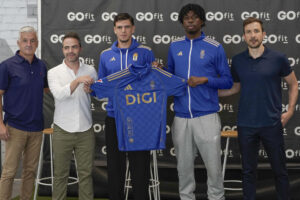 El centrocampista inglés Ovi Ejaria (2d) y el canario Javi López (c) durante su presentación como nuevos jugadores del Real Oviedo, este miércoles, junto al director deportivo del club, Roberto Suárez(i), el director general Agustín Lleida(d) y el director del gimnasio, David Martínez(2i) . EFE/Paco Paredes