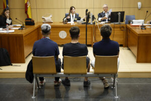 Un momento de la vista de conformidad en el Juzgado de Instrucción número 10 de Valencia por los insultos racistas que recibió el jugador Vinicus Jr. por los que tres aficionados del Valencia fueron condenados a ocho meses de prisión y a dos años sin entrar a estadios de fútbol. EFE/Biel Aliño