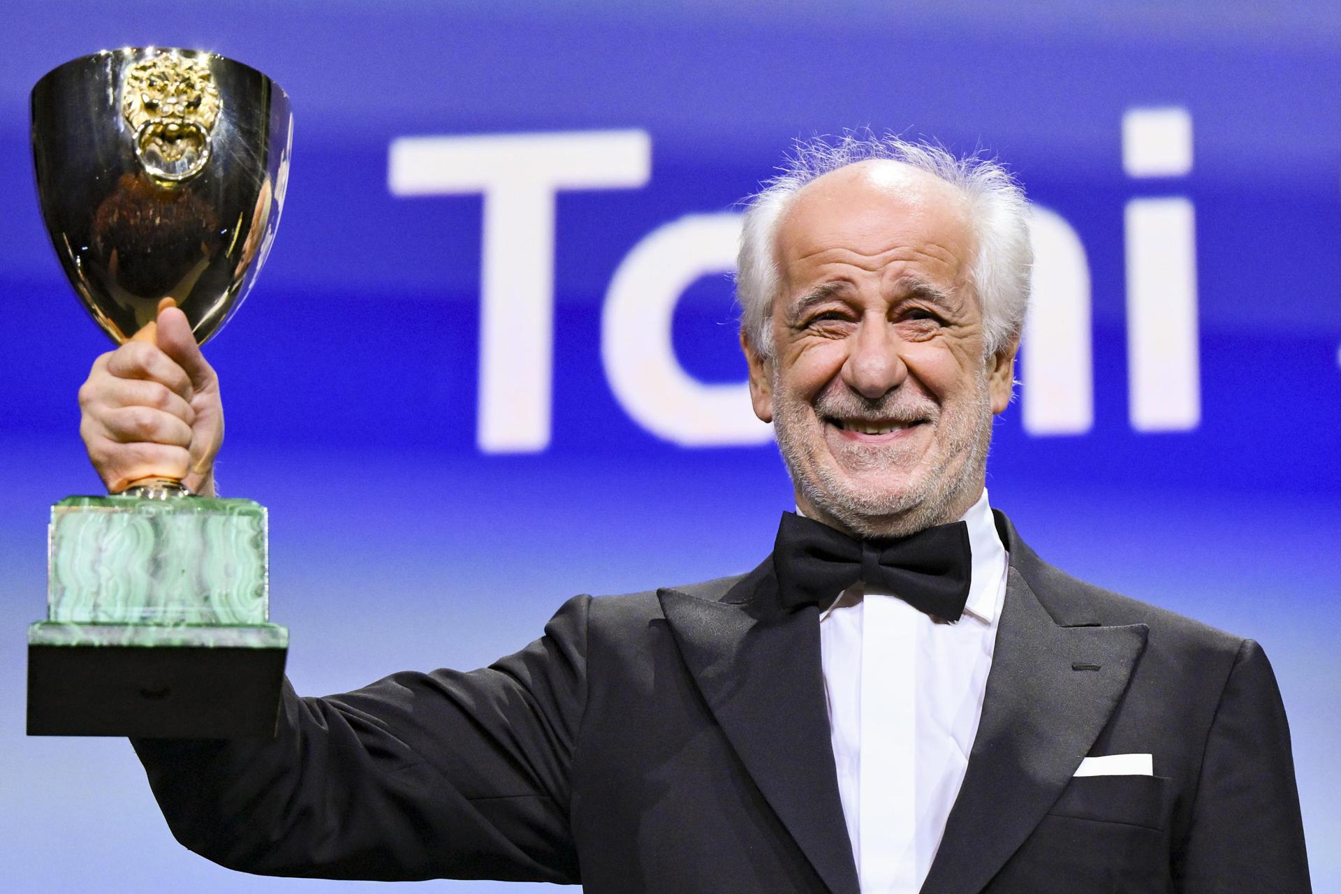 El italiano Toni Servillo ganador de la Copa Volpi al mejor actor en el Festival de Venecia por 'La Grazia' de Paolo Sorrentino. EFE/EPA/ETTORE FERRARI