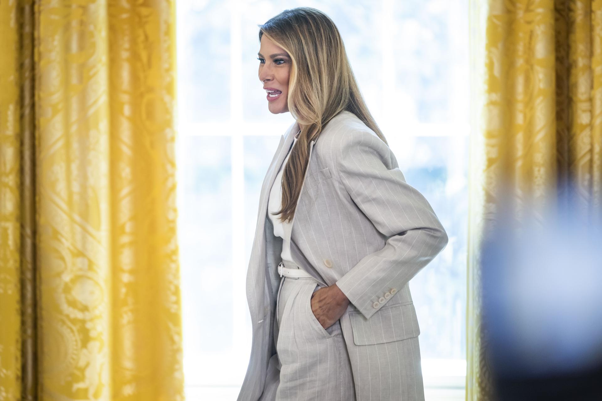 Fotografía de la primera dama de EE.UU., Melania Trump, habla en la Casa Blanca, en Washington, DC, el 4 de septiembre de 2025. EFE/JIM LO SCALZO / POOL