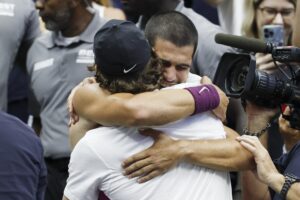 Carlos Alcaraz (d) abraza a su entrenador, Juan Carlos Ferrero, después de ganar contra Jannik Sinner la final del Abierto de EE.UU. este domingo en Nueva York. EFE/EPA/JOHN G. MABANGLO