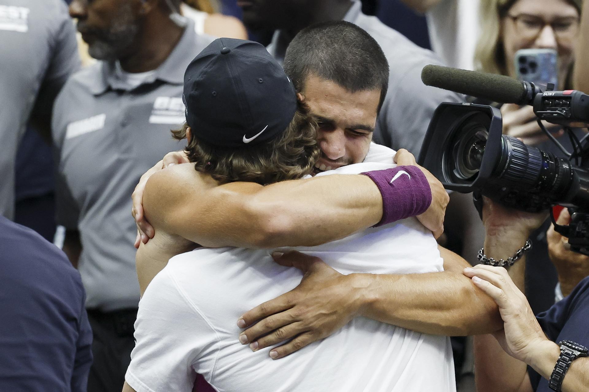 Carlos Alcaraz (d) abraza a su entrenador, Juan Carlos Ferrero, después de ganar contra Jannik Sinner la final del Abierto de EE.UU. este domingo en Nueva York. EFE/EPA/JOHN G. MABANGLO