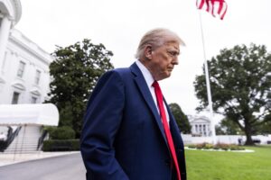 El presidente de EE.UU., Donald Trump, habla con los periodistas antes de salir de la Casa Blanca para el funeral del activista ultraconservador asesinado Charlie Kirk. EFE/JIM LO SCALZO