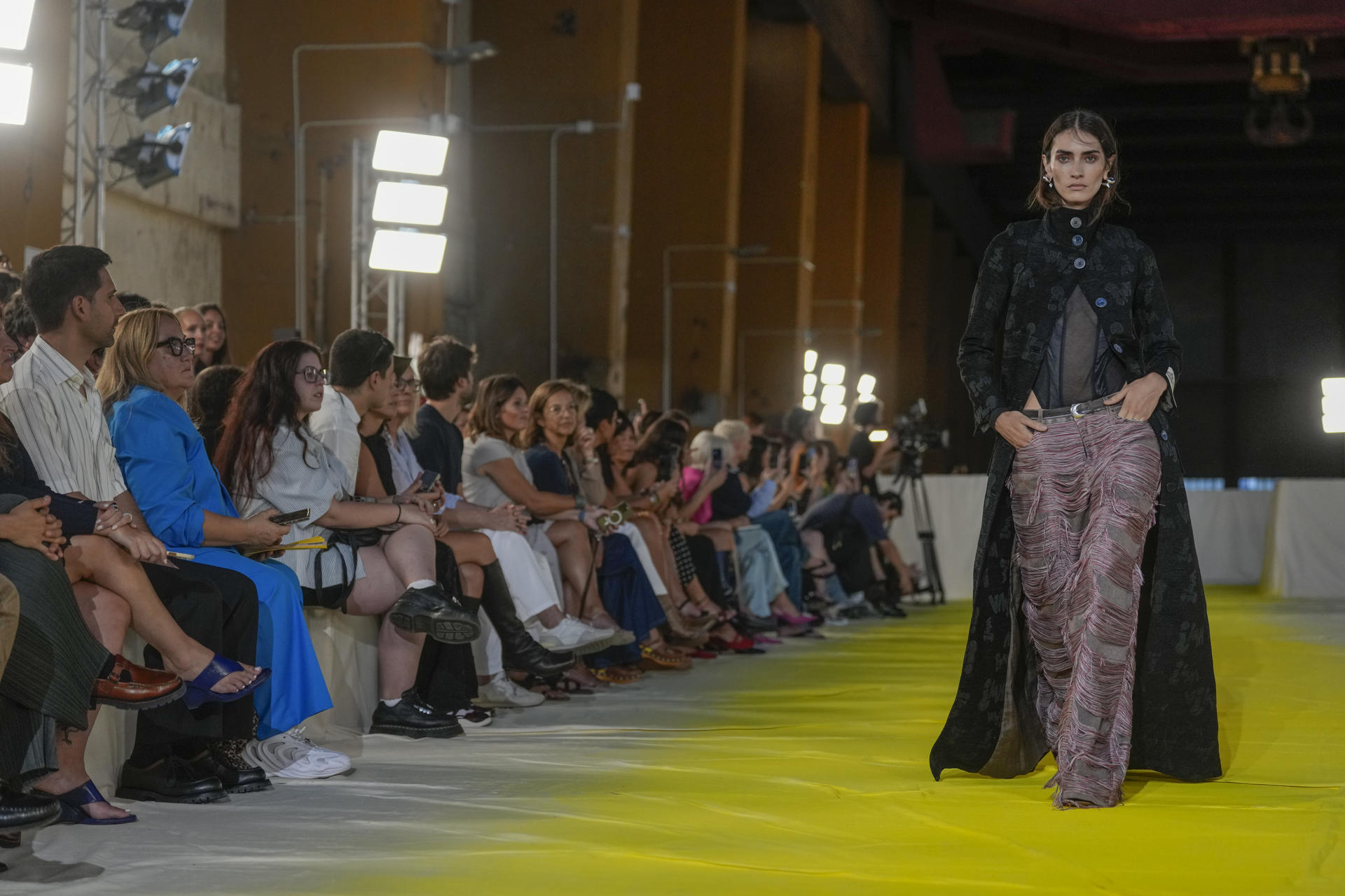 Una modelo desfila este miércoles durante la presentación de la firma de moda Desigual de su nueva línea prémium, bautizada como 'Studio' en Barcelona. EFE/ Enric Fontcuberta